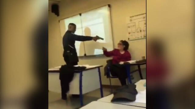 Alumno de secundaria amenazó a su profesora con una pistola [VIDEO]