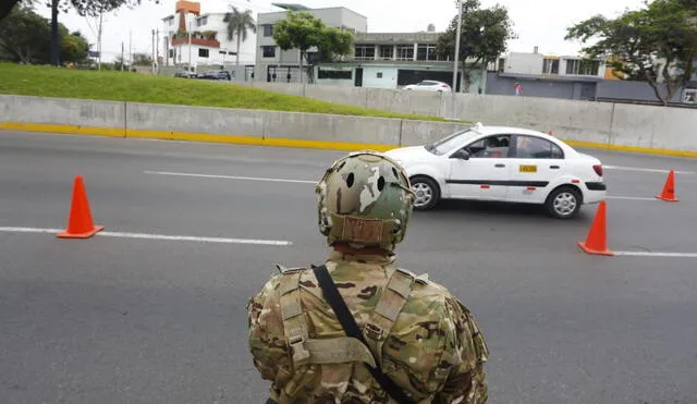 La PNP realiza operativos de control en la avenida Javier Prado  para verificar que vehículos cuenten con permiso de circulación. Fotos: Felix Contreras/ La República