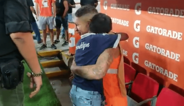 El notable gesto de Paolo Guerrero con niño que saltó al campo [VIDEO]