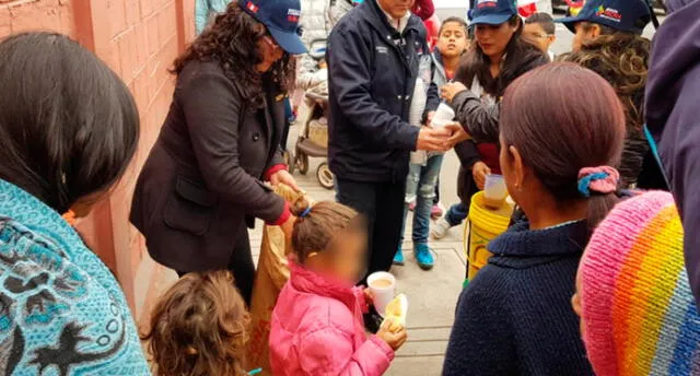 Tacna: Entregaron desayuno a extranjeros que tramitan visa para ingresar a Chile.