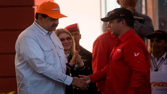 Nicolás Maduro saludó al presidente de Conviasa, Ramón Velásquez Araguayan, y le garantizó todo su apoyo ante las sanciones. Foto: EFE