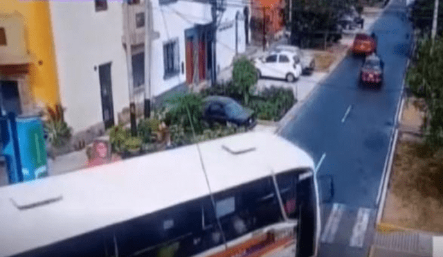 Joven fue arrollado por bus de servicio público que iba a excesiva velocidad [VIDEO]
