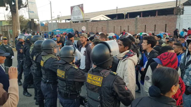 Tacna: Retiran a extranjeros de la calle del consulado chileno [FOTOS y VIDEO] 