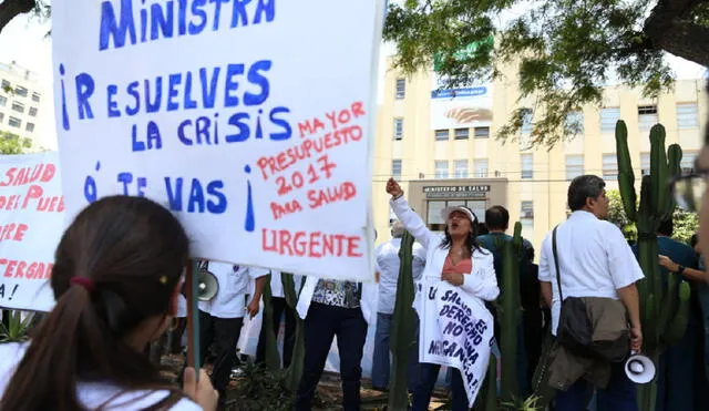 Defensoría exhorta al diálogo entre Minsa y médicos para evitar huelga