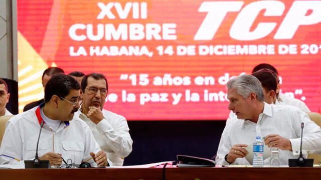 El presidente cubano, Miguel Díaz-Canel (d), habla con su homólogo de Venezuela, Nicolás Maduro (i), durante la XVII Cumbre del ALBA-TCP en La Habana. Foto: EFE