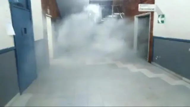 Gases lacrimógenos llegaron hasta la puerta de emergencia de la Facultad de Letras. (Foto: Captura de video)