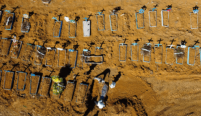 Cementerio Nossa Senhora Aparecida en el barrio de Taruma, en Manaos, Brasil, el 2 de junio de 2020 durante la nueva pandemia de COVID-19. | Foto: Michael Dantas / AFP