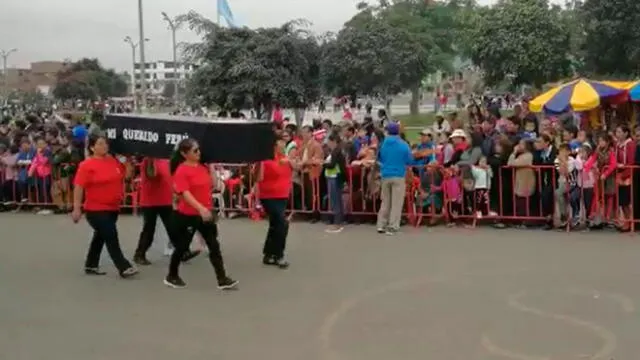 Trujillo: maestros de colegio desfilan con ataúd [VIDEO]