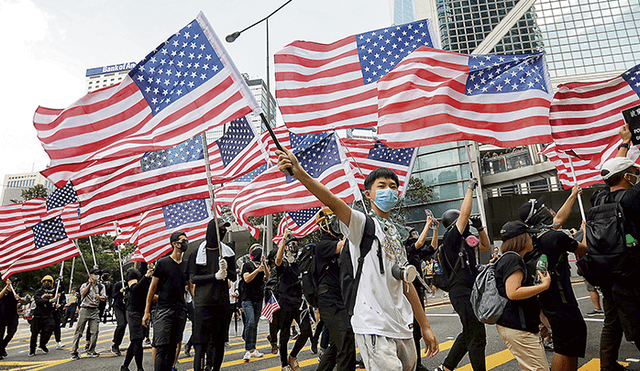 Invocan. Hongkoneses portan estandartes de EEUU con el fin de pedir al Congreso de ese país la aprobación del Acta de DDHH y Democracia en Hong Kong.