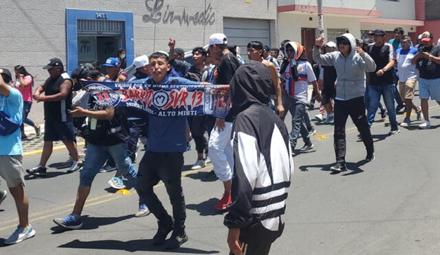 Hinchas de Alianza van rumbo al estadio de la UNSA. Foto: URPI-LR