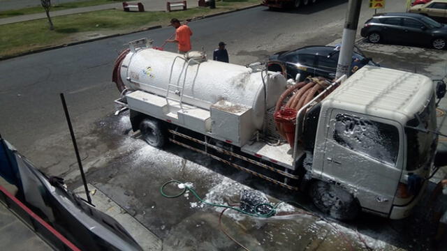Callao: lavado de autos obstruye tránsito de vehículos en concurrida avenida