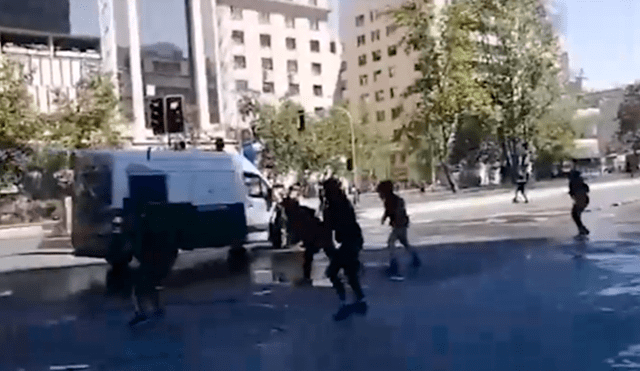 Vehículo que transportaba carabineros atropelló a manifestante chileno. Foto: Captura