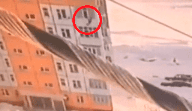 Mujer cae del noveno piso, se levanta y se va andando como si nada hubiese pasado [VIDEO]