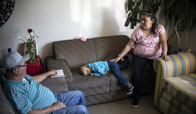 La niña mexicana Cristal Flores, diagnosticada con cáncer, descansa en un sofá entre sus padres, en la casa de un pariente, en Cuautitlán, México, el 12 de febrero de 2020.
