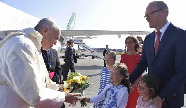 Papa Francisco llegó a Irlanda en plena polémica por abusos del clero 