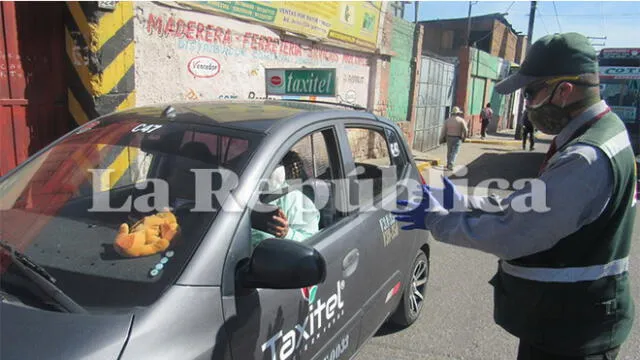 Inspectores también supervisan que taxistas cumplan los protocolos.