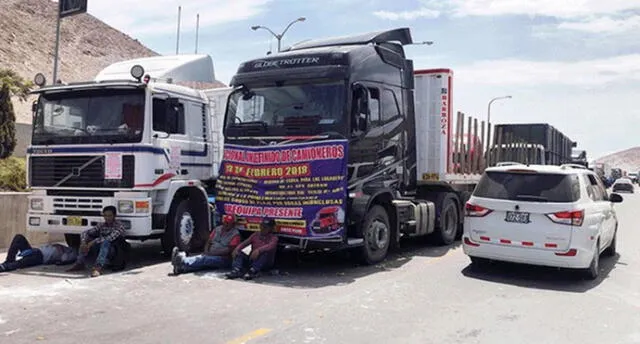 En Arequipa transportistas mantienen bloqueo de la Panamericana Sur pese a diálogo 
