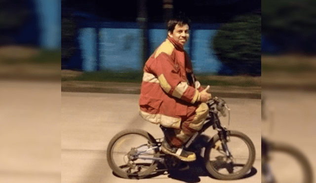 Bombero usa bicicleta para llegar a incendio y apoyar a sus compañeros [FOTOS]