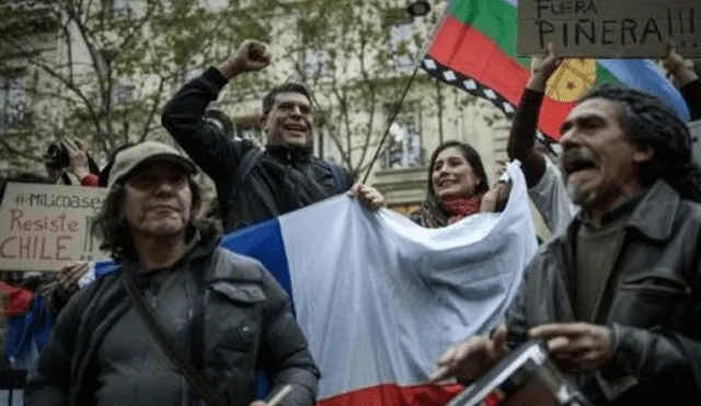 Algunos de los chilenos que se concentraron en París contra Sebastián Piñera. Foto: AFP.