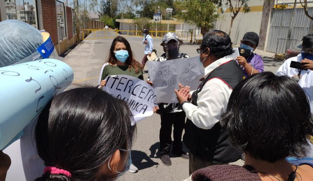 Personal médico protestó en el hospital Honorio Delgado. Foto: La República.