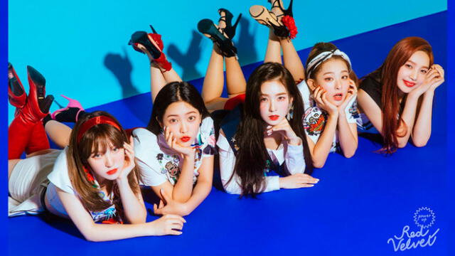 Red Velvet, es un grupo femenino surcoreano formado por S.M. Entertainment. El grupo debutó el 1 de agosto de 2014 con su sencillo digital «Happiness» y cuatro miembros: Irene, Seulgi, Wendy y Joy.​