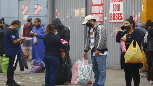 Ciudadanos acuden a comprar los productos en la avenida Grau. Fotos: Félix Contreras / La República.