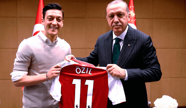 Mesut Özil se pronunció por polémica foto con presidente de Turquía