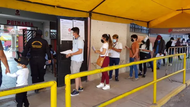 La asistencia a la Vacunatón contra la Covid-19 dirigida a jóvenes de Arequipa entre 18 a 28 años, es masiva Foto: La República
