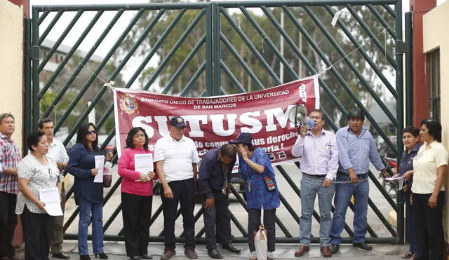 Trabajadores de la UNMSM se encadenan y piden pago de un vale de 1.300 soles