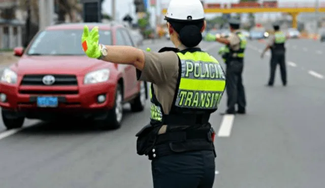 Facebook Viral: Indignación por foto de policía usando celular, mientras niño detiene el tránsito