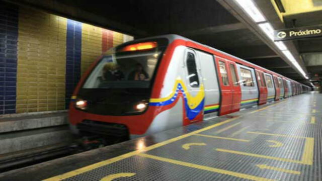 Twitter: Venezolana hace noble labor en el metro para comprarle comida a sus hijos [FOTO]