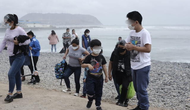 Entre adultos y menores de edad, decenas acudieron a playas, pero algunos sin tomar las precauciones del caso. Foto: Jhon Reyes / La República