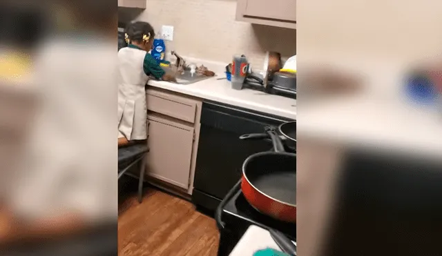 Mujer dejó sola a su hija mientras se duchaba y se llevó tremenda sorpresa cuando entró a la cocina y vio lo que estaba haciendo