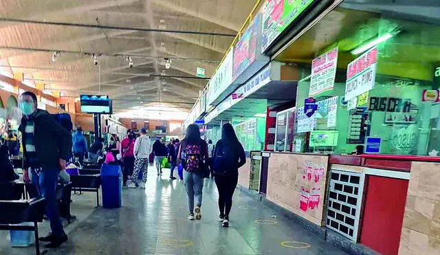 viajes. En terminal terrestre de Arequipa ayer se notó un incremento de viajeros. Por la demanda, algunas empresas subieron sus tarifas.