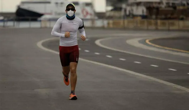 En algunos países, como España, los corredores deben portar mascarilla cuando no les sea posible mantener la distancia social. Foto: EFE.