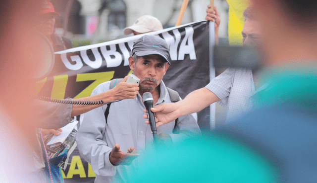 Justo Arizapana en plantón por los derechos humanos. Foto: La República.
