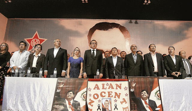 Dirigencia. La dirigencia aprista en una conferencia sobre Alan García en abril pasado. La mayoría llegó a cargos de poder gracias a su desaparecido líder.