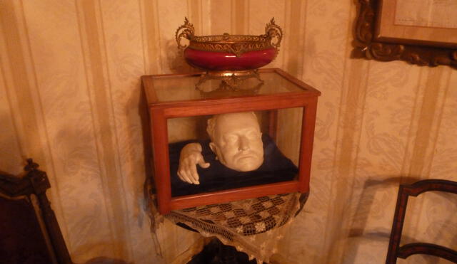 Máscara mortuoria y molde de la mano de Raúl Porras Barrenechea. Foto: Instituto Raúl Porras Barrenechea.