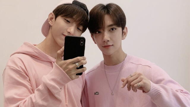 Desliza para ver más fotografías de DK y Joshua de SEVENTEEN promocionando el remix de la canción "17" de Pink Sweat$. Créditos: Pledis Ent.