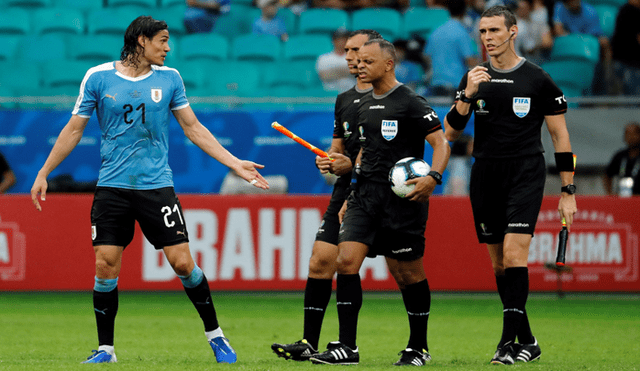 Tres goles anulados a Uruguay contra Perú.
