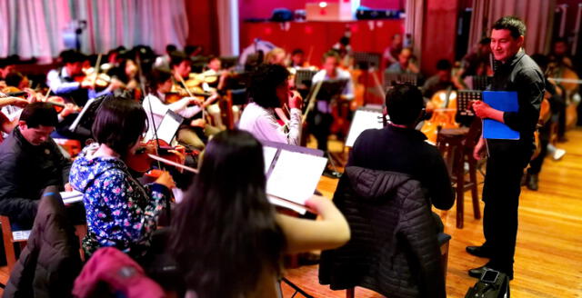 Orquesta Sinfónica del Cusco, dirigida por Theo Tupayachi en pleno ensayo. Foto: Jazmín Lezama.