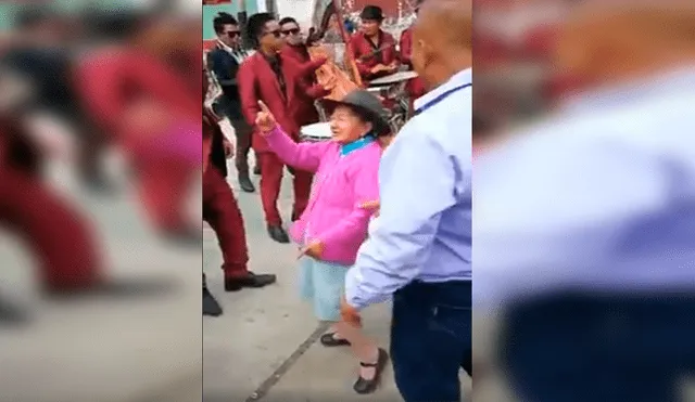 En Facebook, anciana demostró sus atrevidos movimientos de baile al ritmo de un conocido huayno.