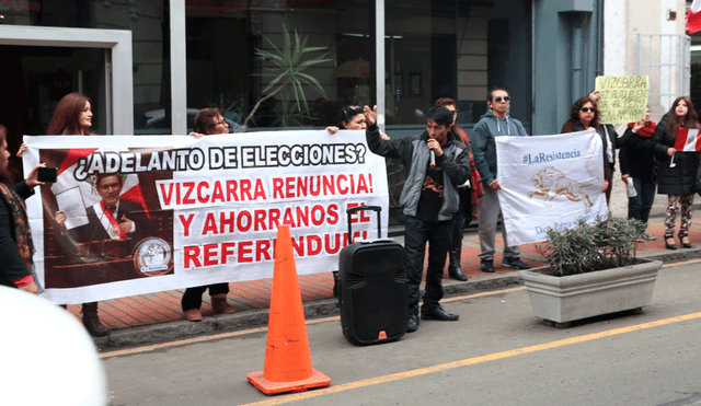 La Resistencia volvió a insultar a periodistas de La República. Foto: La República