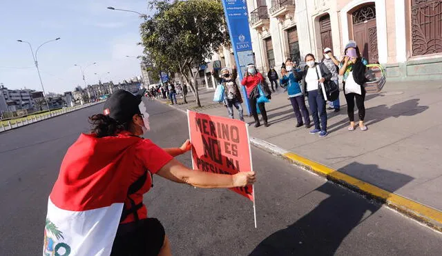 Ciudadanos se congregan en la plaza San Martín con carteles y banderas. Foto: Oswald Charca/La República