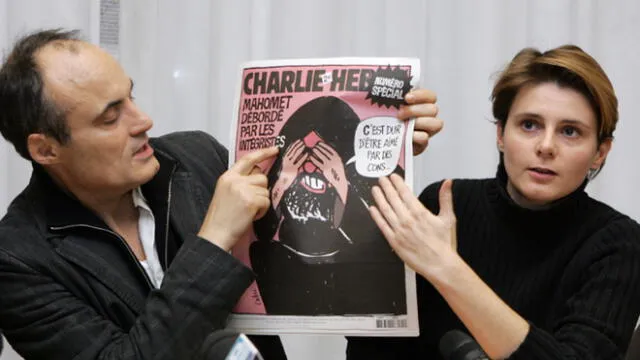 El editor jefe del semanario satírico francés Charlie Hebdo Philippe Val (L) y la periodista Caroline Fourest dan una conferencia de prensa, el 6 de febrero de 2007 en París.