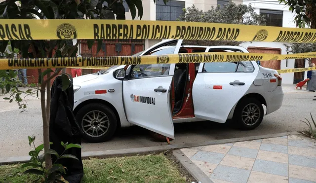 Policía recoge huellas y otros elementos que permitan ubicar a los asesinos.