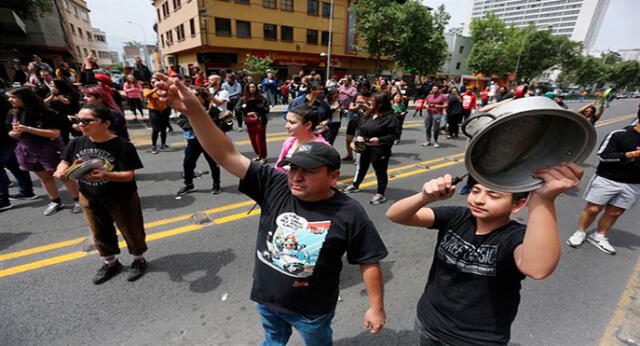 Jóvenes y adultos formaron parte de la protesta ciudadana en Chile. Foto: Efe