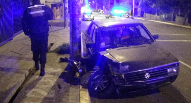 Conductor huye tras estrellar su auto contra un poste en Arequipa [VIDEO]