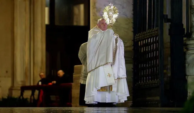 Fue una bendición urbi et orbi muy singular para el papa Francisco. Foto: EFE