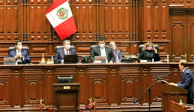 Walter Martos interviene ante el Pleno del Congreso. Foto: Congreso.